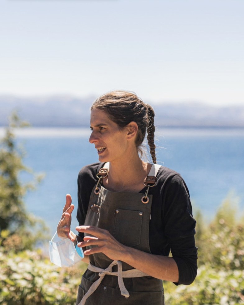 Julieta Caruso hablando al aire libre, con el lago de fondo